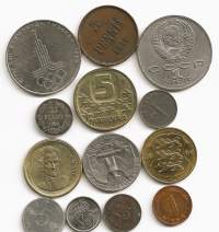 Erä kotimaisia ja ulkomaisia kolikoita alk 25 penniä  1909 hopeaa yht n 13 kpl