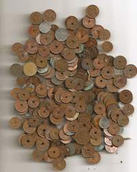 Sota-ajan reikärahaa kuparia 5 ja 10  penniä  1941- 43  reilu puolen kilon erä