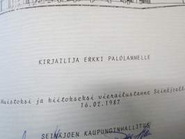 Seinäjoki - suomenkielisen Etelä-Pohjanmaan keskus -kuvateos, tämä kappale omistesivuineen kirjailija Erkki Palolampi (Kollaa kestää) 16.2.1987