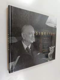 Jean Sibelius kodissaan = Jean Sibelius i sitt hem = Jean Sibelius at Home