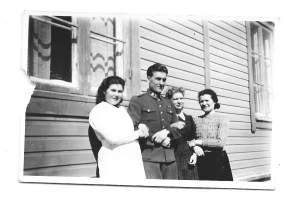 Vååpelin naiset  1941  - sotilasvalokuva, valokuva 6x9 cm