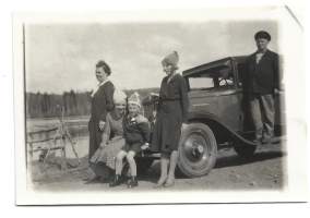 Retkellä Vappuna 1931 - autovalokuva valokuva 6x9  cm