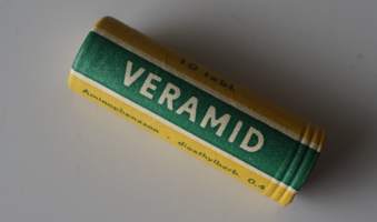Veramid   tyhjä käyttämätön lääkepakkaus  pahvia   50x15  mm