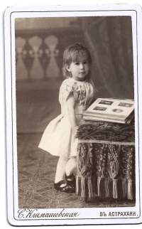 Pikku neiti ja kuva-albumi  -   visiittikuva ateljeekuva valokuva