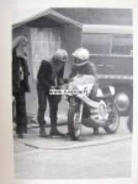 Jarno &quot;paroni&quot; Saarinen maailmanmestari 1972 -postikortti 1972 Salzburg 350 cc, Soili &amp; Jarno