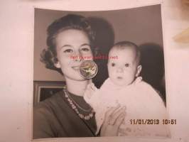 Äiti &amp; tytär 3.4.1964 -valokuva