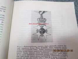 Sotamuseo III 1950 vuosikirja, sis. seuraavat artikkelit; Miekkaritarikunnasta Mannerheimin-ristiin, Suomalainen sotilaspäähine Venäjän-vallan aikana, Tykkien