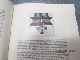 Sotamuseo III 1950 vuosikirja, sis. seuraavat artikkelit; Miekkaritarikunnasta Mannerheimin-ristiin, Suomalainen sotilaspäähine Venäjän-vallan aikana, Tykkien