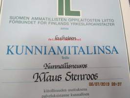 Suomen ammatillisten oppilaitosen liitto / Klaus Stenroos / Kultainen kunniamitali -myöntökirja