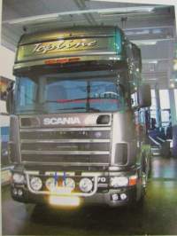 Scania Maailma 2004 nr 1, sis. mm; Luotu liikkumaan Scanian uusi R-sarja, Scanian 4-sarja kuin vanha hyvä tiimi, Uudenlainen Silver Gripen-varustus