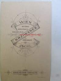 Viikset ja rusetti, Krziwanek Wien -visiittikortti valokuva