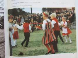 Kotiliesi 1965 nr 12  kesäkuu 1965. Kannessa tyttöjä kansallispuvuissaan. -mm. Sinikelloniityn pikkuinen Pompom, älkää sanoko meitä suomalaissälleiksi