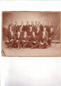 Vanha valokuva - Vanha herra ja nuoret miehet