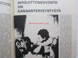 Kotiliesi 1969 nr 14 -mm. Suhtautuminen kehitysvammaiseen, Rakennetaan uima-allas pihalle, Termospullo, Marjasato kypsyy ja säilöminen, Näin eletään