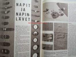 Kotiliesi 1964 nr 11 -mm. Kauniit kesäjalat ja -varpaat, Napit ja näpinlävet, Maatilan kylmäsäilytyshuone, Käytännön kaloritaulukko, Maalaistalon puutarha,