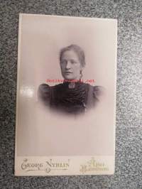 Early Botox, Atelier Georg Nyblin, Åbo - Björneborg -visiittikorttivalokuva