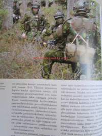 Kestävää koristavaa kunnia - Kadettiperinteitä ja -kasvatusta 90 vuotta itsenäisessä Suomessa