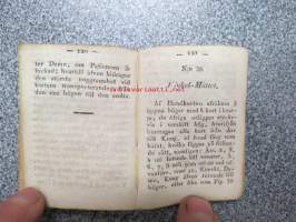 Patience-Spel Innehållande 20 enkla och 40 dubbla läggningar, jämte en graverad Tabell -pasiansseja v. 1834, miniatyyrikokoinen kirja