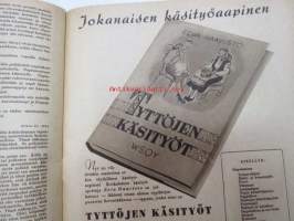 Kotiliesi 1945 nr 15-16, sis. mm. seur. artikkelit / kuvat / mainokset; Kansikuva - sommitellut Doris Bengström, Marja-Liisan villapuku pannaan alulle hyvissä