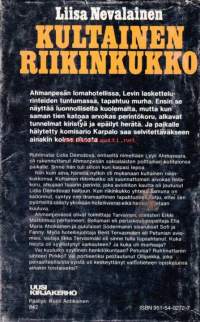 Kultainen riikinkukko, 1981.Ahman pesän lomahotellissa, Levin laskettelurinteiden tuntumassa, tapahtuu murha. Ensin se näyttää luonnolliselta kuolemalta,