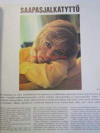 Me naiset 1967 nr 32 -mm. Riikinkukko Chelseasta Timothy Whildborne, Leirintäteatterissa on puku vapaa, Saapasjalkatyttö Nancy Sinatra, Haarlemin ihmeparantaja