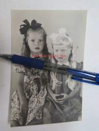 Rusetti-brunetti &amp; Yrmy-blondi -valokuva