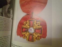 Tähdistöt ja ritarikunnat. Historiallisia kunniamerkkejä Suomen Kansallismuseon kokoelmissa