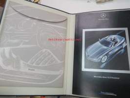 Mercedes-Benz SLR Roadster Press Information - lehdistötiedotekansio värikuvineen ja tietoineen, urheiluauton tuotannon käynnistys ja esittely