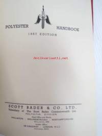 Polyester Handbook 1957 -muovin / lasikuidun voittolulun alkutaipaleen kirja, jossa selostetaan teknisiä ominaisuuksia, työstettävyyttä, muotoilua jne.,
