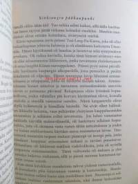 Suomen Marsalkan muistelmat, G. Mannerheimin muistelmien I-II, 260 kuvaa, 30 karttaa, 1 karttaliite ja henkilöhakemisto.