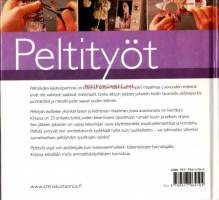 Peltityöt, 2005.  Kirjassa esitellään 25 erilaista työtä, joissa avainsanana on kierrätys.