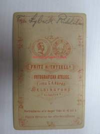 Fru (Naëmi) Lybeck Riddelin -valokuva, suomalaisen valokuvauksen varhaishistoriaa (henkilöitten valokuvaus yleistyi vasta 1860-luvulla, eikä silloinkaan