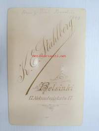 Arne &amp; Fa??? Buselier 1890 -valokuva, suomalaisen valokuvauksen historiaa. Kuvan ottanut K.E. Ståhlberg,erityinen lisäarvo tulee siitä, että kuvan henkilöt on