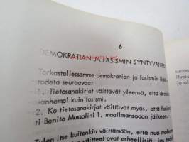 Demokratia vaiko fasismi - Pekka Siitoin -tuotantoa, punakantinen