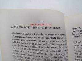 Demokratia vaiko fasismi - Pekka Siitoin -tuotantoa, punakantinen
