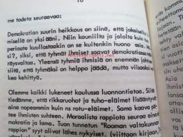 Demokratia vaiko fasismi - Pekka Siitoin -tuotantoa, punakantinen