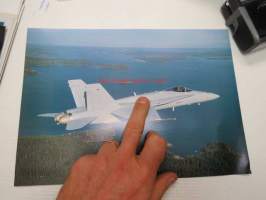 F-18C/D Hornet (HN) lentokone -esite englanniksi &amp; suomeksi
