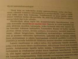 Leikimme laulaen ja soittaen