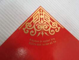 Rikedom är mycket bra. Bättre dock en vän att ha. -hääkaramelli käärepaperi 1800-luvun loppupuolelta -wedding candy wrap late 1800´s