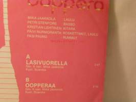 single lasivuorella-oopperaa
