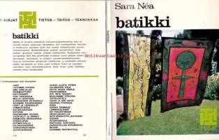 Batikki, 1971. 1.painos.Batiikki on kuviovärjäystapa, jossa värjäytymättä jäävät ne kohdat, jotka on käsitelty vahalla. Väri ei pääse tunkeutumaan