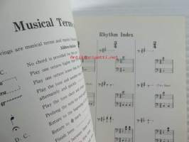 Let&#039;s Play the Yamaha Electone - Textbook for beginners primary course - Nuotteja aloittelijoille