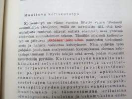 Varsinais-Suomen maakuntakirja 23, sis. mm. seur. artikkelin; Tauno Vuori - Uudenkaupungin kulttuurihistoriallisen museon 75-vuotisvaiheet, Nykyaikainen