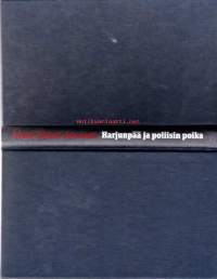 Harjunpää ja poliisin poika, 1983. Kaisaniemestä löytyy pahasti hakattu mies. Teosta näkee heti, että verityön on tehnyt nuorisojoukko ja tekijöitä useampi