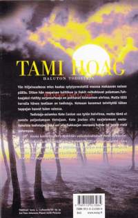 Haluton todistaja, 2000. 1.p. Yön hiljaisuudessa mies kaataa sytytysnestettä maassa makaavan naisen päälle. Hän raapaisee tulitikun ja liekit roihahtavat palamaan.