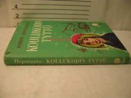 KOULUKODIN TYTTÖ