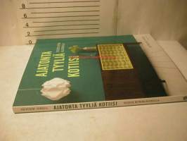 Ajatonta tyyliä kotiisi. Sisusta retroklassikoilla. 2013. 1. painos.