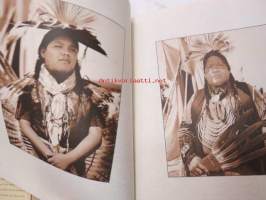 A circle of nations - Voices and visions of American indians - Nort American native writers &amp; photographers