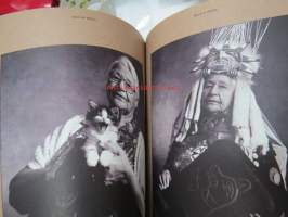 A circle of nations - Voices and visions of American indians - Nort American native writers &amp; photographers