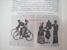 Jonas Ogland (Ögland) 1868-1968 100 år -Norjalaisen yrityksen historiikki, valmistanut mm. polkupyöriä ja mopoja, norjankielinen